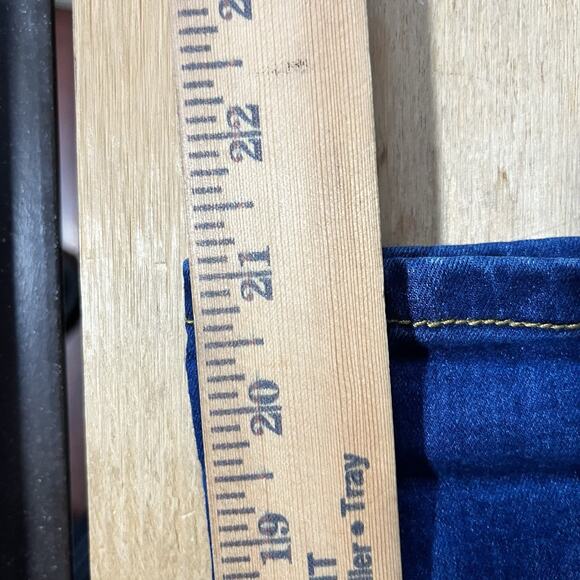 Diverso Women Bermuda Denim Shorts Size 14W Soft & Stretchy Distressed Blue NWT - Picture 10 of 14